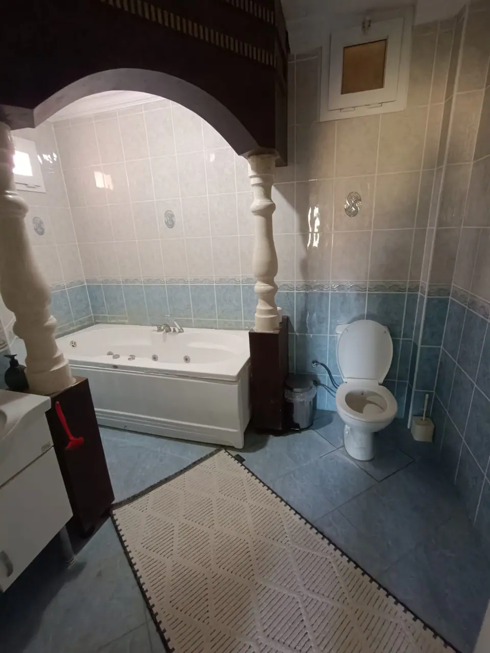 Torna ahşap sütunlu kemerin ardında jakuzili küvetli ana banyo