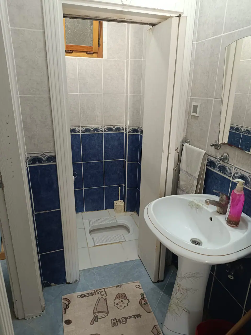 Mavi çinili, lavabolu ikinci tuvalet