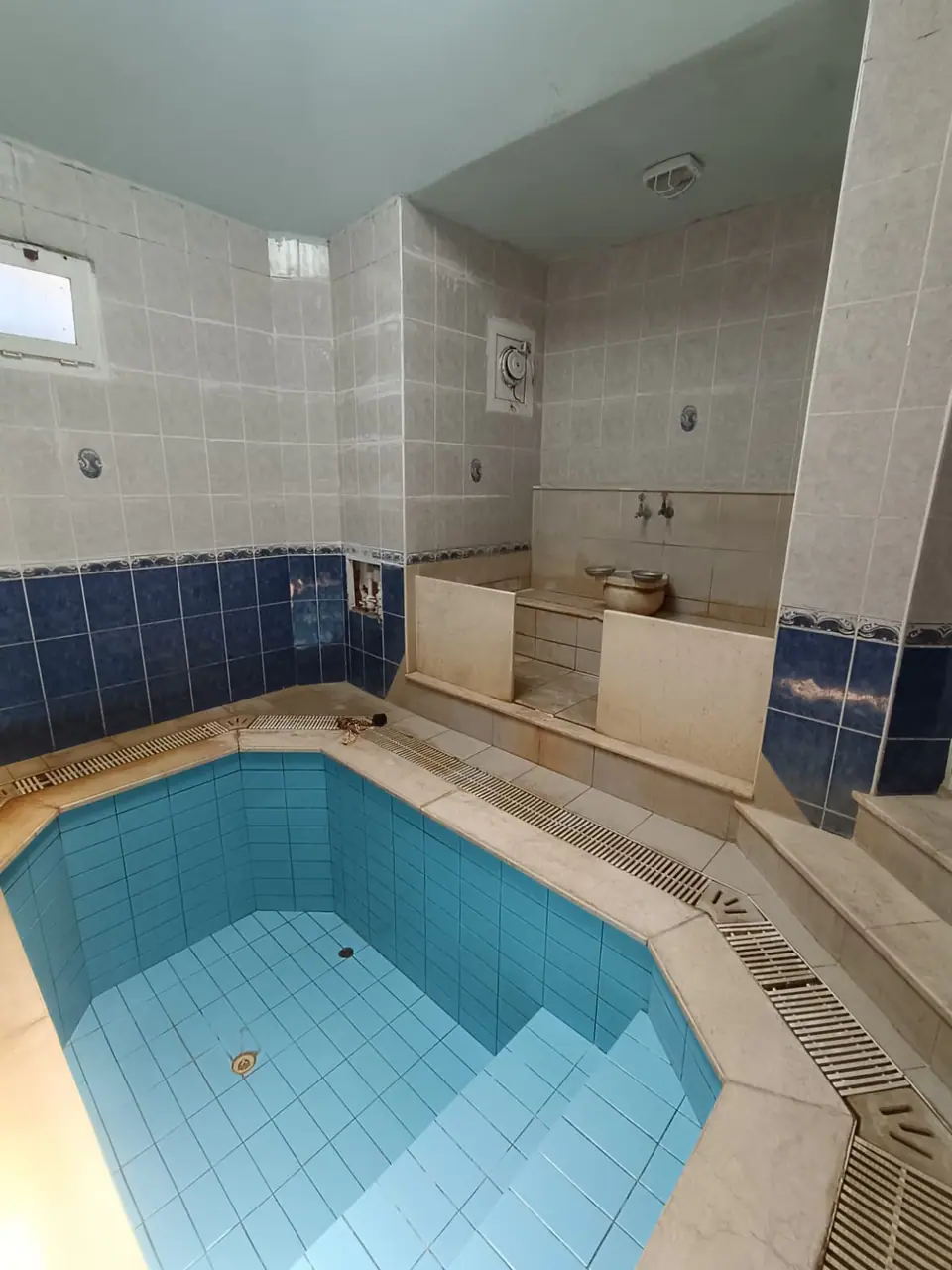 Pencereli termal havuz odası, mermer kurna ve lacivert çini kuşak